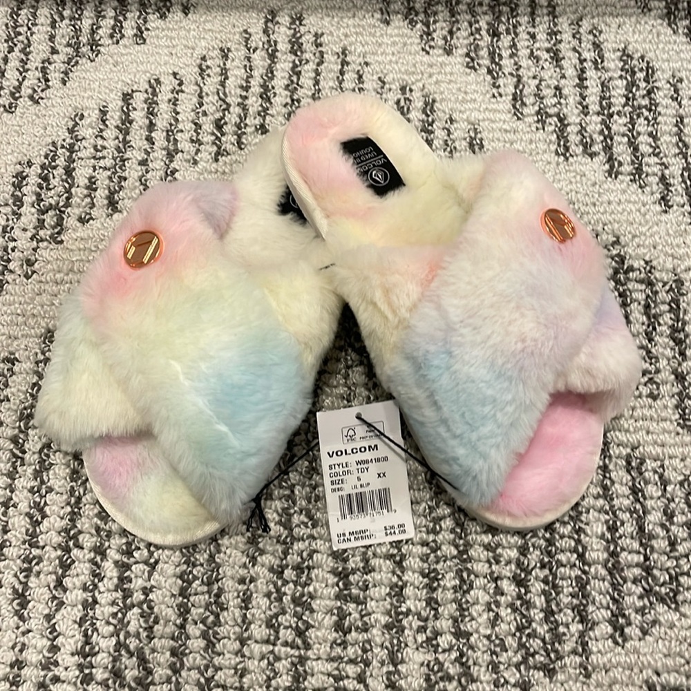 Volcom Fuzzy Slippers - Size 5